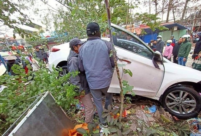 Many injured as car plows into a makeshift market in northern Vietnam